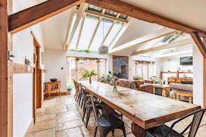 Et opholdsområde på Hobland Barns by Leap Escapes