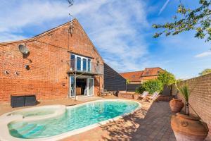 Swimmingpoolen hos eller tæt på Hobland Barns by Leap Escapes