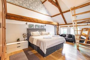 En eller flere senge i et værelse på Hobland Barns by Leap Escapes + 48 billeder