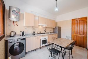 Køkken eller tekøkken på apartment plaza + 17 billeder