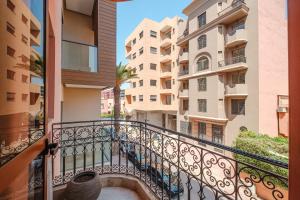 En balkon eller terrasse på apartment plaza