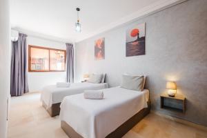 En eller flere senge i et værelse på apartment plaza