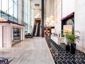 vestíbulo de un edificio con escalera en Pullman Dubai Downtown, en Dubái 82 fotos más