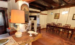 Televízia a/alebo spoločenská miestnosť v ubytovaní Agriturismo Casa de Bertoldi
