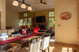 een eetkamer met een lange tafel en stoelen bij Angani Way Townhome 104 in Elkhorn Village