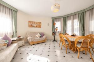 un soggiorno con tavolo e sedie di Villa Paraiso para 4 a Miami Platja