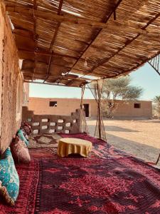 tenda con tavolo al centro della stanza di Dar Nomad Tagounite a Zagora
