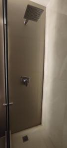 eine Duschkabine mit einem Spiegel im Bad in der Unterkunft DEPARTAMENTO EN EQUIPETROL CON PISCINA ATEMPERADA- GYM Y PARQUEO GRATIS, CERCA DEL VENTURA MALL , LOS TAJIBOS, MANZANA 40 y SUPERMERCADOS in Santa Cruz de la Sierra