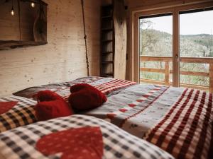 VorraにあるChalet Vogelnestのベッドルーム1室(チェック入りの毛布、窓付) +25枚の写真