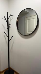 Un espejo en una pared con un árbol delante. en Viihtyisä kaksio keskustassa, en Kokkola