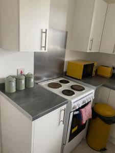 a kitchen with a stove and a counter top at Comfortable Guesthouse Stratford upon avon in Stratford-upon-Avon +14 photos