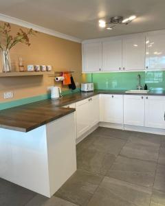 Dapur atau dapur kecil di Bristol townhouse with harbour views. Sleeps 7