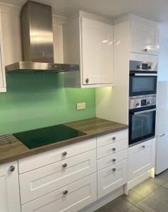 Dapur atau dapur kecil di Bristol townhouse with harbour views. Sleeps 7 +17 gambar