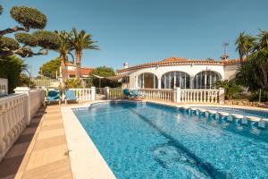 una piscina davanti a una casa di Paradise a Miami Platja
