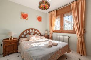 una camera da letto con un letto con asciugamani sopra di Paradise a Miami Platja Altre 25 foto