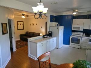 盖恩斯维尔Duck Pond Getaway的配有白色家电的厨房和客厅
