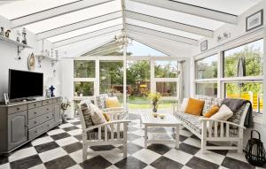 TV a/nebo společenská místnost v ubytování Amazing Home In Tarm With Wifi