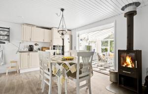 Kuchyň nebo kuchyňský kout v ubytování Amazing Home In Tarm With Wifi