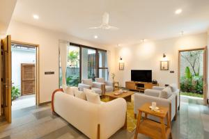 Μια τηλεόραση ή/και κέντρο ψυχαγωγίας στο Melhor Stays Villa - L-S07 Luxury 4BHK villa with Private pool at Anjuna