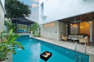Πισίνα στο ή κοντά στο Melhor Stays Villa - L-S07 Luxury 4BHK villa with Private pool at Anjuna