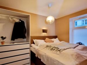 Un pat sau paturi într-o cameră la King Bed Renovated and Cozy Near Bryggen