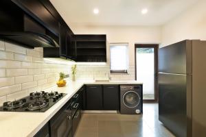 Η κουζίνα ή μικρή κουζίνα στο Melhor Stays Villa - L-S07 Luxury 4BHK villa with Private pool at Anjuna