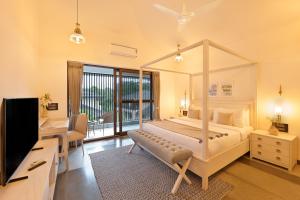 Ένα ή περισσότερα κρεβάτια σε δωμάτιο στο Melhor Stays Villa - L-S07 Luxury 4BHK villa with Private pool at Anjuna +21 φωτογραφίες