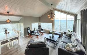 Posezení v ubytování Nice Home In Liarvåg With Sauna