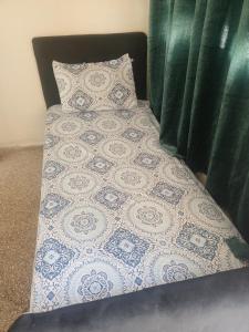 非斯KASBAH Guests Travel的床上有被子和枕头