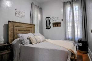 Un dormitorio con una cama y una guitarra en la pared en 3 Bed Bath with yard and Fire Pit- Charming Small Town Exploring, en Bremen