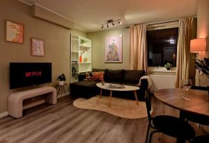 una sala de estar con un sofá y una mesa en Torgalmenningen Town Square, Yet quiet, Elevator in building, en Bergen