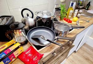 Una encimera de cocina con una sartén sobre una estufa en Torgalmenningen Town Square, Yet quiet, Elevator in building, en Bergen 17 fotos más