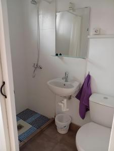 ein Badezimmer mit Waschbecken, Toilette und Spiegel in der Unterkunft La Estrella in Agulo