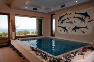 Bazén v ubytování Caneva Luxury Villa nebo v jeho okolí