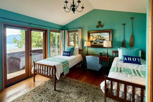una camera da letto con un letto e vista sull'oceano di The Nest on Guemes ad Anacortes