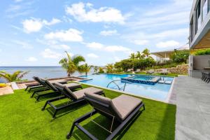 Bazén v ubytování Bella Rocca - Luxurious Ocean Estate with Private Pool, Heated Spa, & Designer Interiors nebo v jeho okolí + 39 fotografií