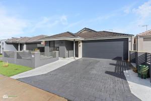 West SwanにあるModern Family Retreat in the Heart of Brabhamの郊外のガレージ付き家