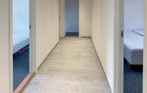 un corridoio con due letti e un pavimento piastrellato di 3 Bedroom Stunning Home In Fårvang a Roe