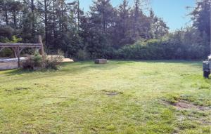 un grande campo erboso con un gazebo in legno di 3 Bedroom Stunning Home In Fårvang a Roe