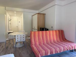 テンノにあるStudio apartment near the lakeのベッド、テーブル、テーブル、椅子が備わる客室です。