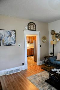 Una sala de estar con un sofá azul y una cocina. en 3 Bed Bath with yard and Fire Pit- Charming Small Town Exploring, en Bremen