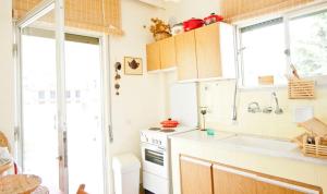 A kitchen or kitchenette at Coral Apartment