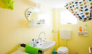 A bathroom at Coral Apartment