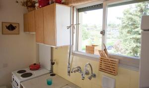A kitchen or kitchenette at Coral Apartment