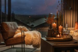 sala de estar con sofá y velas sobre una mesa en Cassa Alexandre, Nice and Comfy with a great view, en Lillehammer