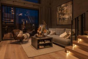 una sala de estar con un sofá y una mesa en Cassa Alexandre, Nice and Comfy with a great view, en Lillehammer