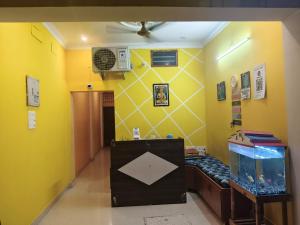 una stanza con un acquario e una parete gialla di Dream Promenade Residency a Pondicherry