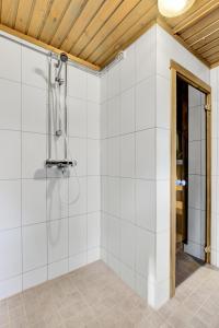 ห้องน้ำของ Laavu 15 Original Log Cabin with Sauna +35 ภาพ