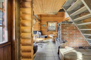 พื้นที่นั่งเล่นของ Laavu 15 Original Log Cabin with Sauna
