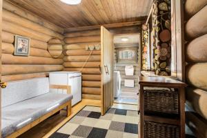 เตียงในห้องที่ Laavu 15 Original Log Cabin with Sauna